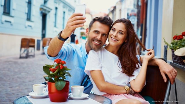 Schöne weiße Zähne mit Bleaching (Zahnaufhellung) und Veneers